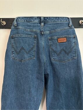 Wrangler Women's Medium Blue High-Rise Straight Jeans